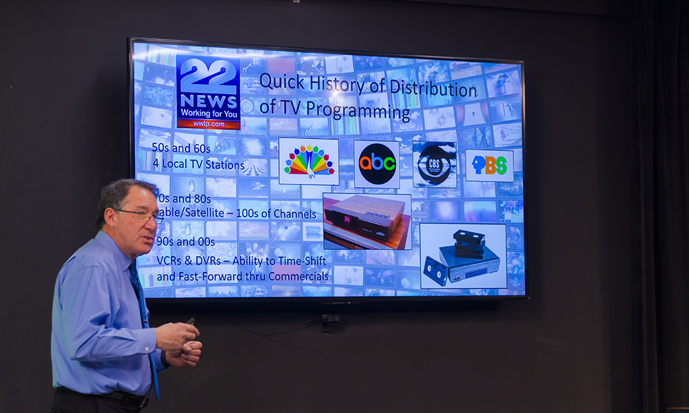 President and General Manager of 22News Bob Simone addresses Communication students in the Ӱֱapp TV studio.